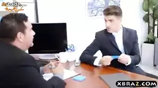 السكرتيرة العاهرة في المكتب تأخذ قضيب العميل الصلب بعمق في كسها