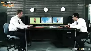 انهيار مذيعة التلفزيون على الهواء يتحول إلى أوgy صريح