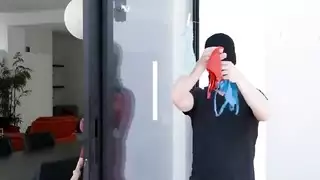 وجدته يشم سراويلها الداخلية