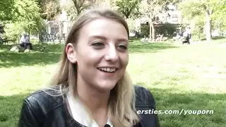 إصبعان عميقان وفرك مهبل إباحي صريح