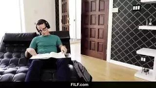 اتصلت امرأة ساخنة بغريب قرر أن يمارس الجنس معها في عمق الحمار