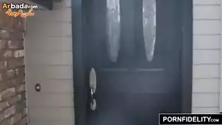 الاخ واخته يقضيان وقت معا فى المنزل