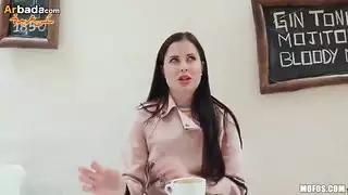 تبيع فرجها مقابل المال في مقهى