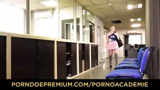 فتاة صغيرة تخلع ملابسها أمام الكاميرا للحصول على عمل إباحي