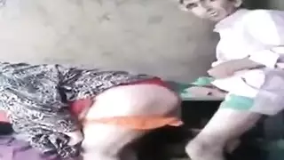 غرفة محرمة: رجل أكبر سناً يأخذ حبيبة الابن لجلسة سريعة وقاسية
