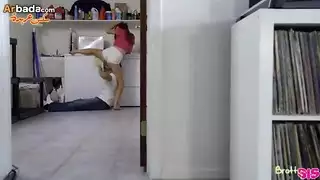 يوم الغسيل يتحول إلى مشهد نيك قاسي مزدوج