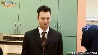 مراهقة محجبة بريئة تريد تجربة جنس جماعي
