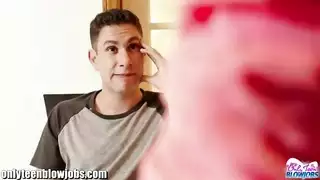 مصة مراهق قاسية: قذف في الحلق وتلميع الوجه