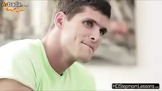 حمام الأم يتحول إلى مشهد إباحي مع الشاب الوسيم