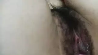 يرتجف جسد الآسيوية النحيفة من تداخل مزدوج قاس وقذف داخلي
