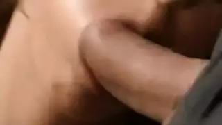 امرأة سمراء تتعرض لجنس قوي في الفصل الدراسي