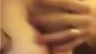بنت عم ينوكوا من كسها وهيا اتصرخ من الالم والدم يخرج من كسها الفيديو الإباحية