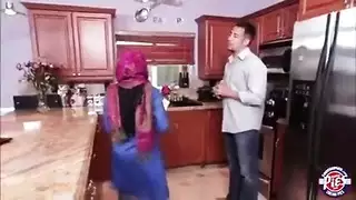 عاهرة محجبة تأخذ عدة أعضاء ذكرية