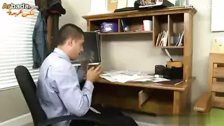 تلميذة مراهقة تبلع قضيب أستاذها الصلب في الفصل