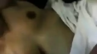 أم مثيرة تستسلم لصديق الأخ لممارسة جنس عنيف