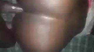 انتزاع عذريتها بعنف في جلسة جنس جماعي
