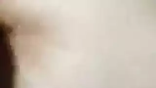مص عميق مليء باللعاب على قضيب صلب ضخم