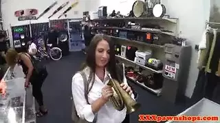 فم مليء بقضيب صلب وأنين