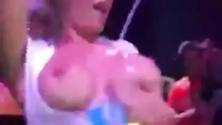 مراهقة شقراء تُنك عنيفاً بواسطة اللحم الأسود الكبير