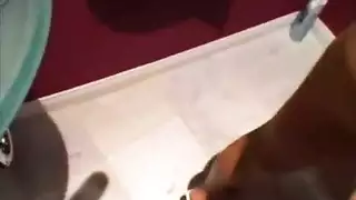 الممثلة الشهيرة سريديفي تأخذه في مؤخرتها