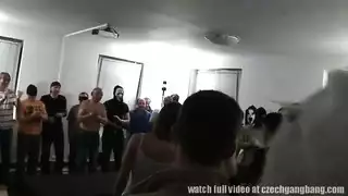 مؤخرات فقاعية من تانتا تأخذ قضيبًا قاسيًا