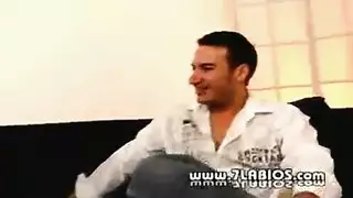 ولد ينك امه وهي تكلام بتلفون