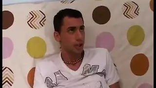 رغبات مبللة تنطلق: سمراء تبتل ثم تهيمن على قضيب سميك