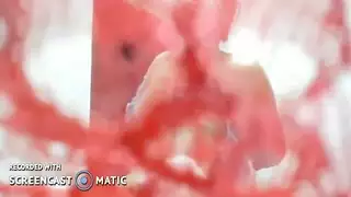ابن يعطى امه قمبص نوم في عيد ميلادها