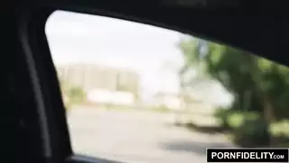 وصول شرجي كامل: كنزي ريفز تأخذه بعمق