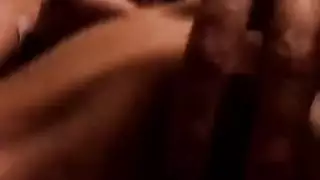 عاهرة شابة تمص وتنكح قضيب أسود ضخم