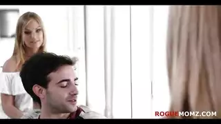 ميلف تتباهى بمهبلها المبيض أمام مجموعة من القضبان المتلهفة