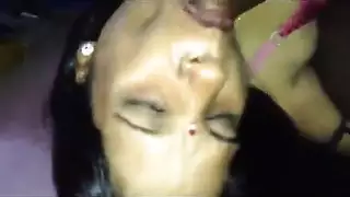 شقراء ممتلئة الجسم تأخذه في المؤخرة وتقوم بمص عميق