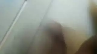 قضيب أسود ضخم يمدد فرجها المشعر