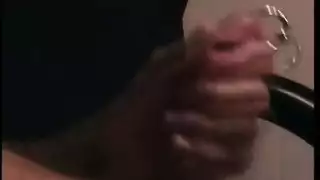 شفريها المثقوبين ممدودين على مصراعيه في هذا المشهد الإباحي