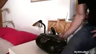 عاهرة صغيرة تستمني أمام مرآتها
