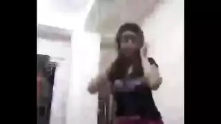 الفتاة العاهرة تكتشف حبها لمداعبة كسها بينما تتذوق العسل الحلو