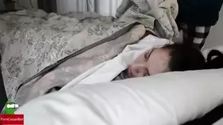 يلخس كسها وهي نائمة