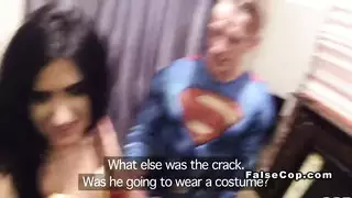 ملابس ممزقة بأيدي مسيطرة في عملية نكش وحشية