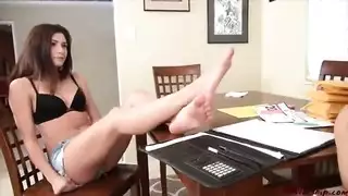 مص الأصابع وثني القدم في فوضى حفلة إباحية