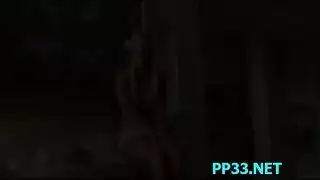 كس سمراء منقوع يُملأ بقضيب مطاطي سميك