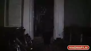 في مدخل العماره