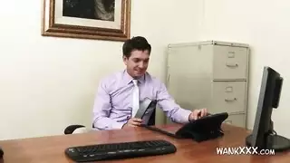 شقراء مثارة تتعرى، معرضة ثدييها المذهلين وفرجها الضيق