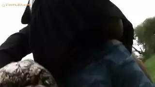 رجلان يتناوبان على ممارسة الجنس معي في الخارج حتى القذف