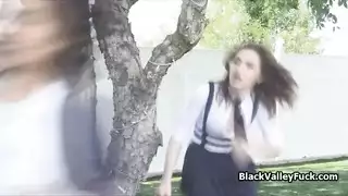 عاهرات الكلية يحدثن ضجة بركوب عربة بحزام هزاز