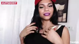 عابرة جنسياً سمراء تأخذ قضيب فايكنج في كل ثقب