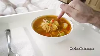 إسقاط الصابون يجعل لسان صديقتها على بظرها