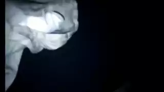 لعب شرجي صارخ: سمراء تأخذ لعبة عملاقة في مؤخرتها