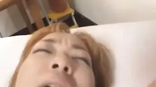 تلميذة آسيوية تُهيمن عليها معلمتها في مشهد سحاقي صريح