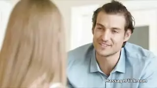 فتاة جائعة للقضيب رايليجرايس تأخذ اثنين في وقت واحد