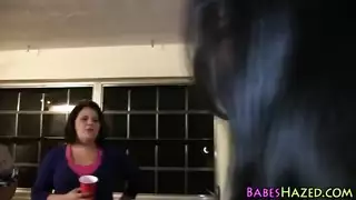 خبراء الحلق العميق يبتلعون حمم ساخنة